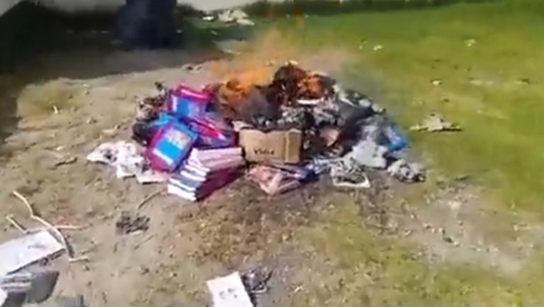 Padres de familia incendian libros de texto de la SEP en Chiapas mientras otros protestan en Aguascalientes