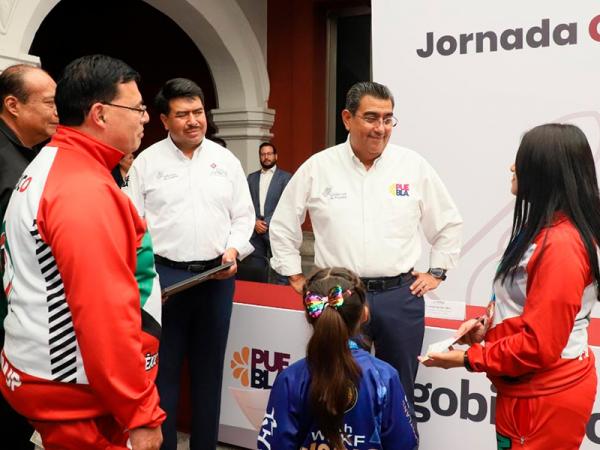 En Jornada Ciudadana, reconoce Sergio Salomón a atletas poblanos