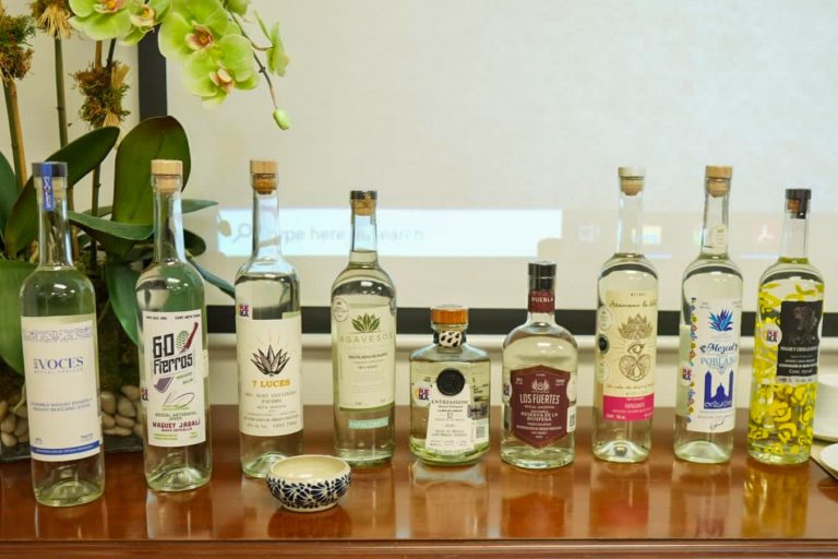 Promueve Gobierno de Sergio Salomón mezcal poblano en EE.UU