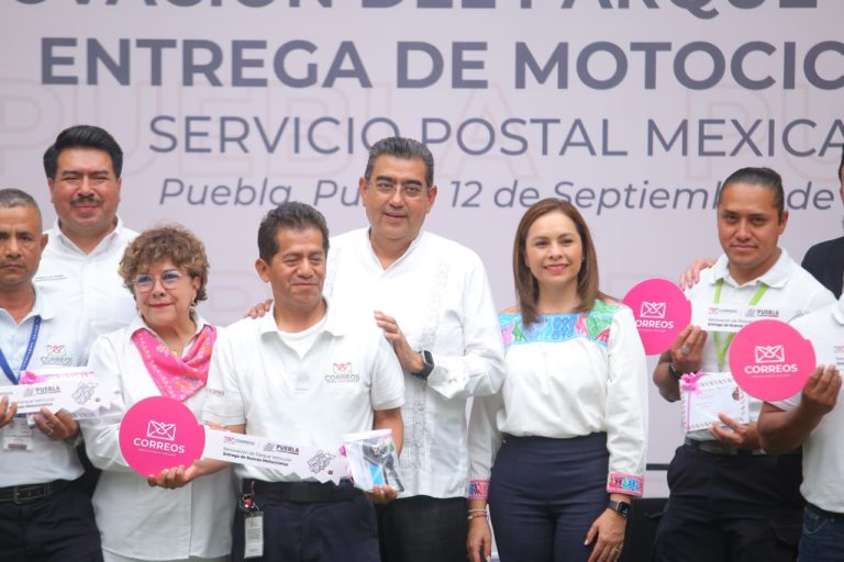 Entrega Sergio Salomón entrega de motos a personal de correos