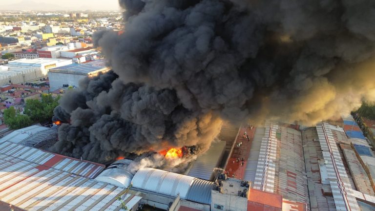 Video: Desalojan a más de 500 personas en Tepito debido a incendio en bodega de calzado