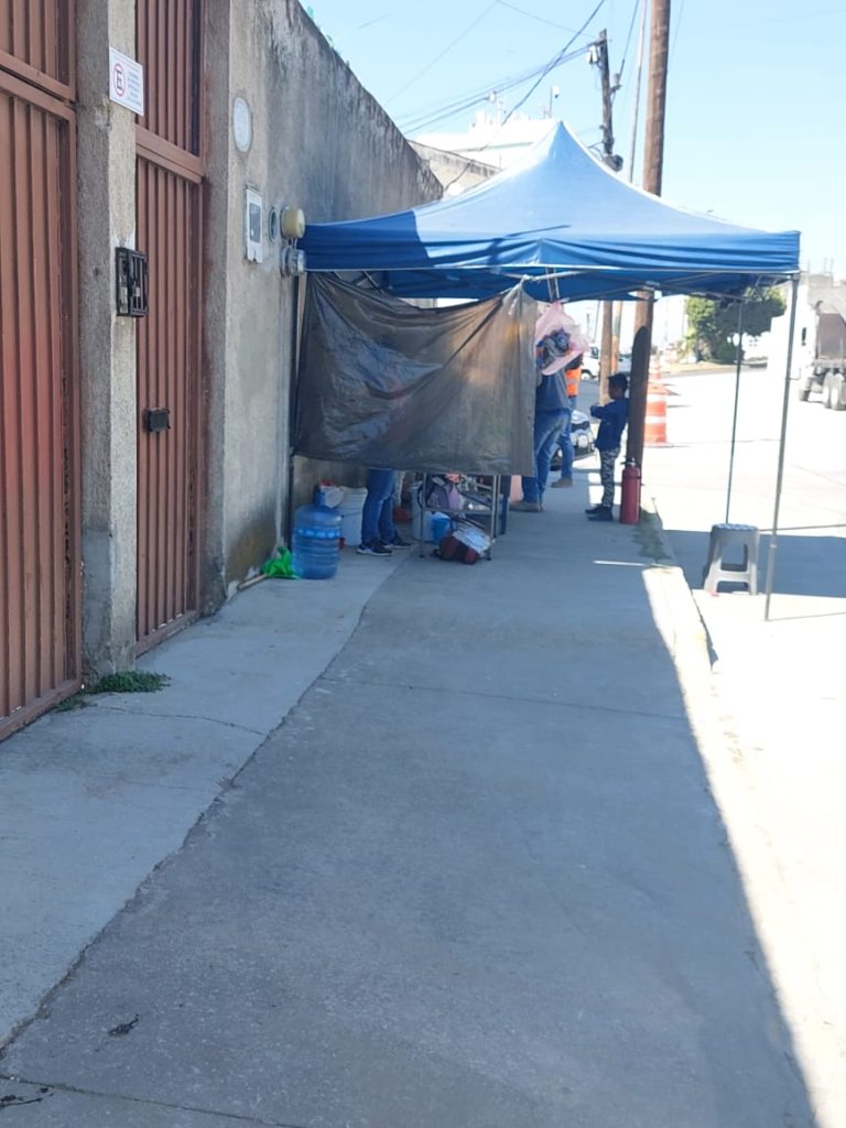 Ambulantes se apoderan de calle donde se construye el Congreso