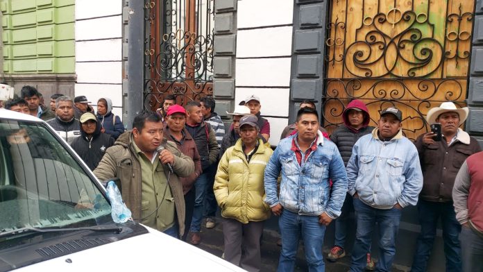 Habitantes de Coyomeapan se manifiestan en el Congreso de Puebla
