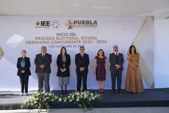Autoridades en el arranque del proceso electoral 2023-2024 en Puebla