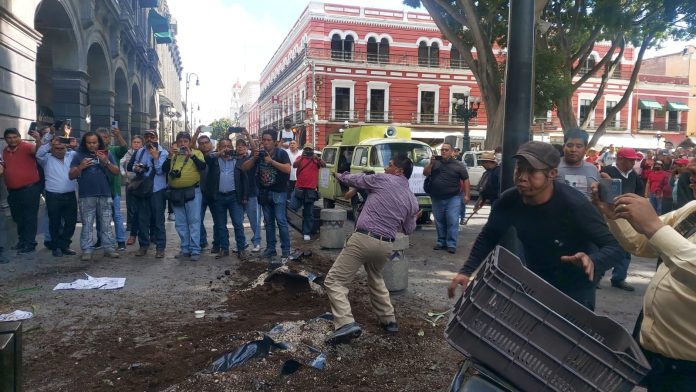 Habitantes de la Resurrección en Palacio Municipal desatan violencia