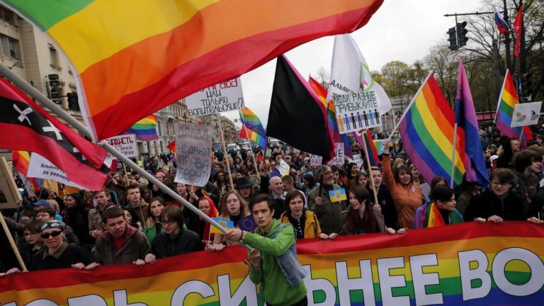 Rusia prohíbe todo el activismo LGBTQ+  y lo vuelve ilegal