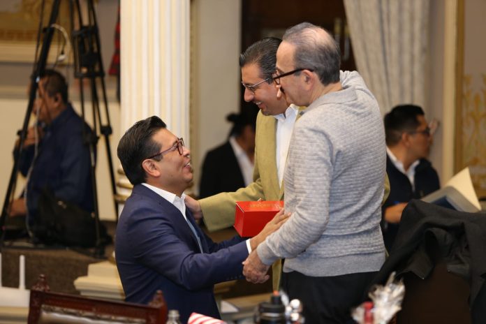 Diputados charlando sobre los temas del Congreso de Puebla