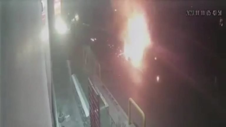 Incendio de automóvil en Vía Atlixcáyotl