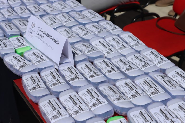 Voluntariado del Congreso del Estado entrega lentes gratuitos en escuela de Coronango