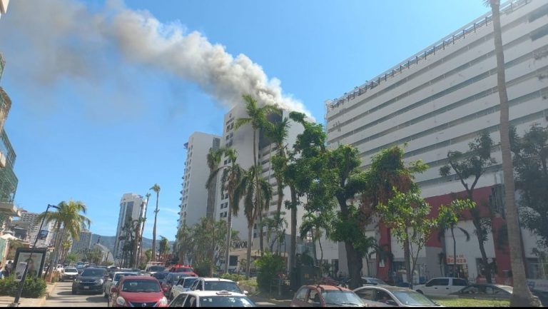 Incendio consume parte del Hotel Emporio de Acapulco