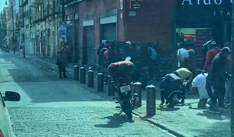 Trifulca entre ambulantes y personal del Ayuntamiento de Puebla en el Centro Histórico