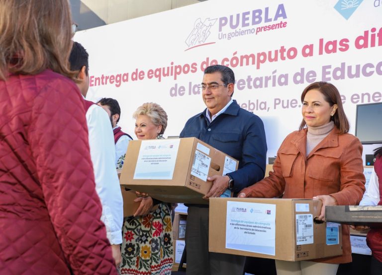 Con entrega de equipo de computo , Sergio Salomón renueva el Servicio Público