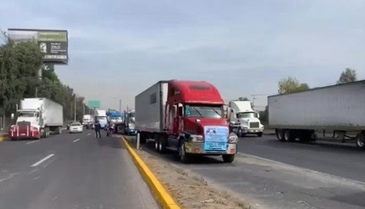 Transportistas colapsan la autopista México-Querétaro; denuncian inseguridad y extorsiones de las autoridades