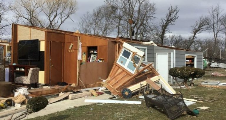 Tornado azota Wisconsin por primera vez en 70 años y deja destrozos,