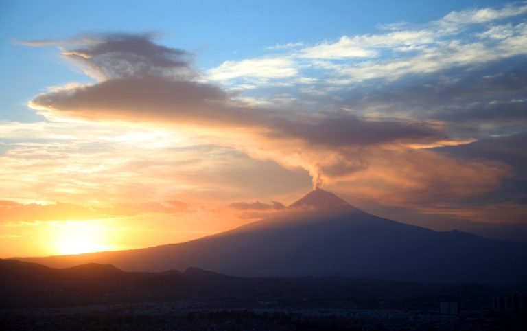 No podemos más; sigue caída de ceniza del Popocatépetl