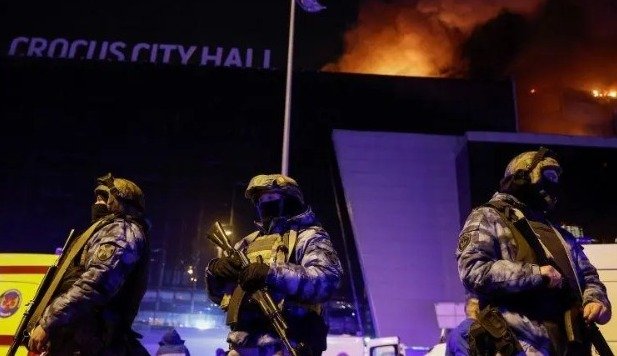 Al menos 40 muertos y 100 heridos en un ataque de hombres armados en un auditorio en Moscú