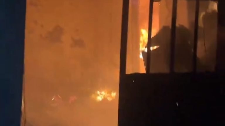 Por incendio evacúan a 50 personas en el centro histórico