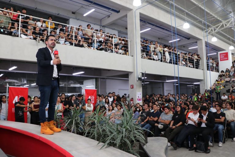 Máynez se presenta en la IBERO Puebla