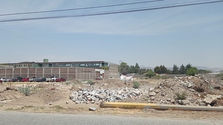 Dueña de preparatoria incorporada a la Buap en Tepeaca se adueña de terreno ilegalmente para agrandarla