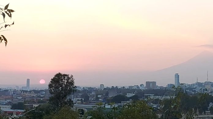 Se presentan altibajos en la calidad del aire en la zona metropolitana de Puebla resultado de emisiones por actividad volcánica, movilidad con vehículos y residuos de incendios