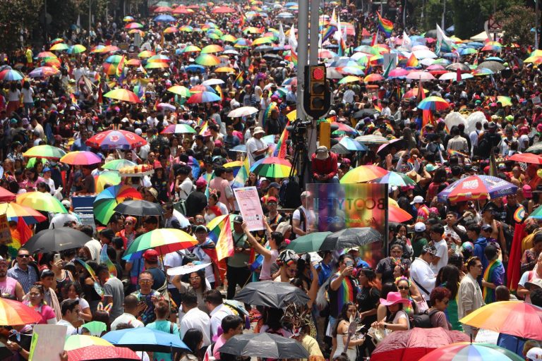 Participan 260 mil personas en la marcha del orgullo  LGBTTTIQ+