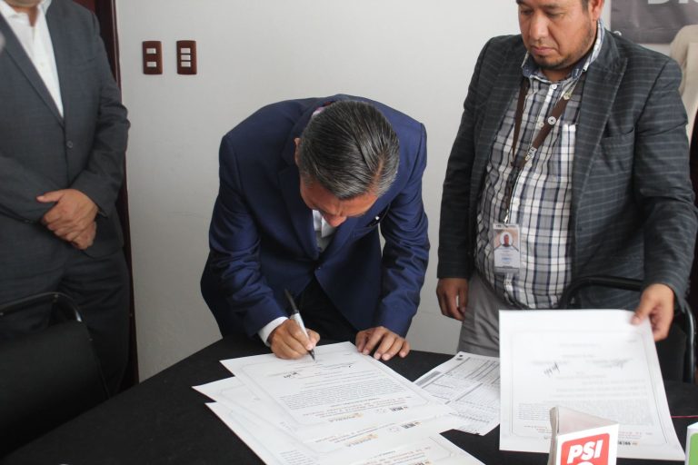 Recibe José Luis Figueroa Constancia de Mayoría como diputado local del distrito 20