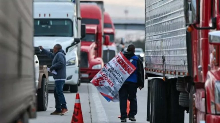 Transportistas Unidos mantienen bloqueada la autopista Puebla-Puebla-Orizaba altura de Amozoc por adeudo a trabajos del Tren Maya