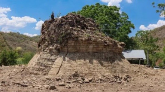 Así luce el sitio arqueológico con campo de juego de pelota que vecinos descubrieron en Atalpexco, Hidalgo