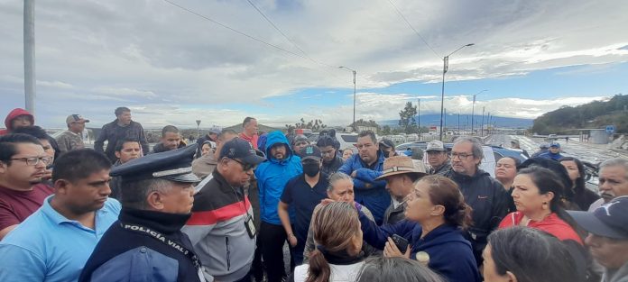 Vecinos de Haras del Bosque bloquean carriles del Periférico por corte de luz
