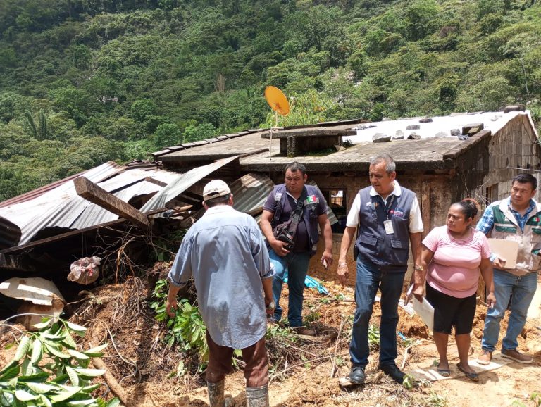Rescatan a tres personas atrapadas por deslizamiento de tierra en Puebla
