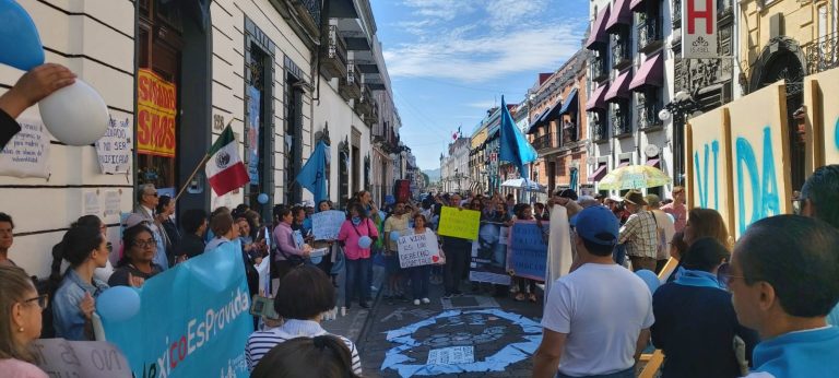 Provida y feministas se enfrentan afuera del Congreso de Puebla
