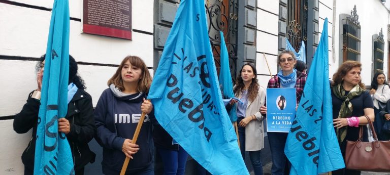 Marea azul presiona al Congreso de Puebla en contra del aborto
