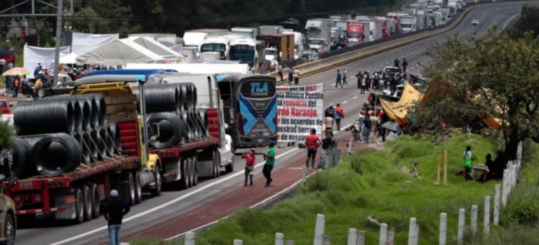 Denuncian a habitantes que bloquean la México-Puebla; los daños son millonarios