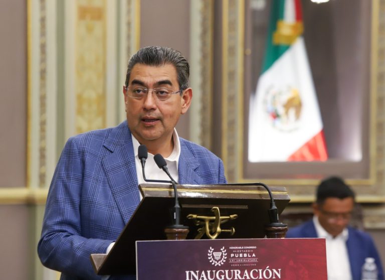 Sergio Salomón presente en la plataforma del Canal del Congreso de Puebla