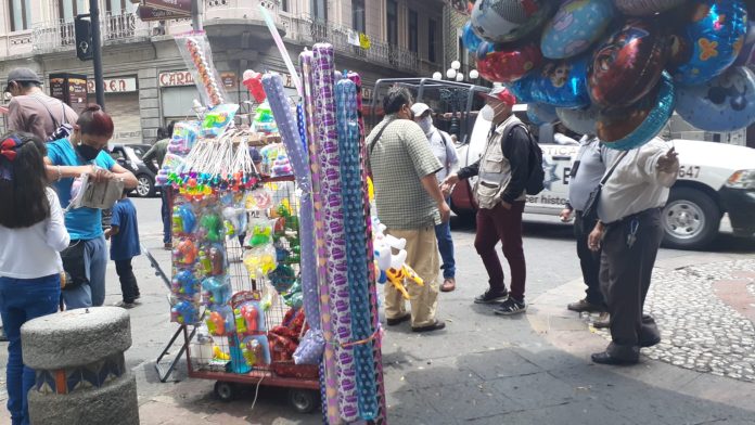 Cierran calles en Centro Histórico para impedir la presencia de ambulantes