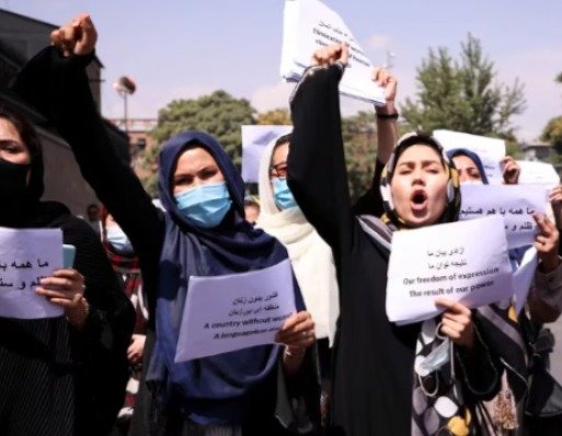 Voz silenciada: las mujeres bajo el régimen talibán no pueden expresarse en público