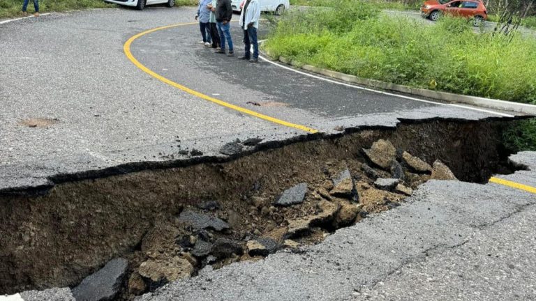 Colapsa y queda destruida la carretera Chiautla – Chila – Tulcingo; permanecen incomunicados
