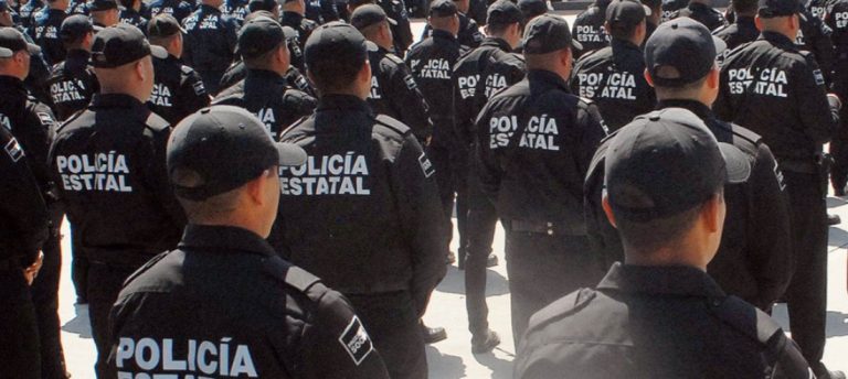 Detienen a policía golpeador de mujeres