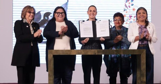 Sheinbaum firma reforma que modifica siete artículos por las mujeres