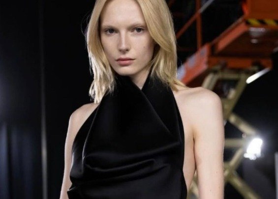 Alex Consani: La modelo trans que deslumbró en los Fashion Awards 2024