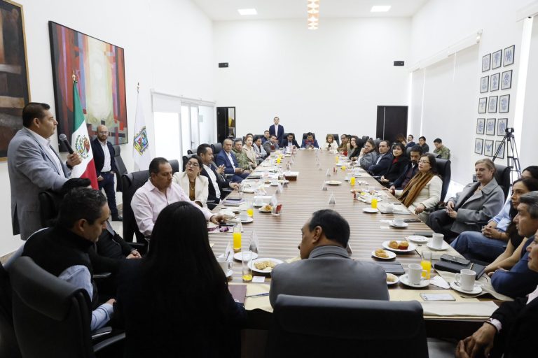 Alejandro Armenta ofrece a diputados federales trabajar sin filias ni fobias