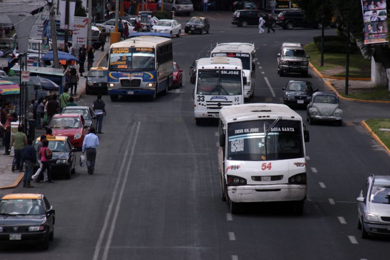 Piden sanciones a conductores que eviten levantar a adultos y personas con discapacidad