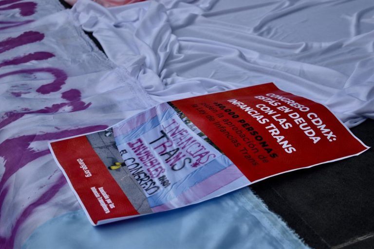 Ordenan no discriminar a mujeres trans por ingresar a baños de mujeres