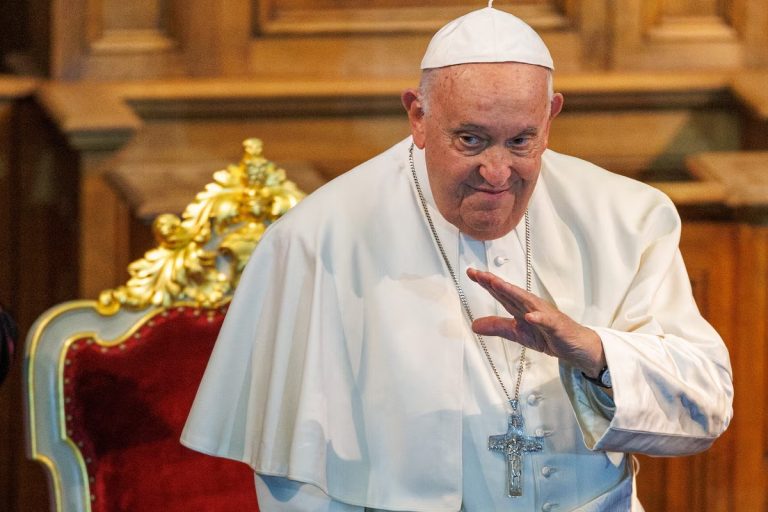 El Vaticano confirma que el papa Francisco tiene una evolución positiva tras su hospitalización por neumonía