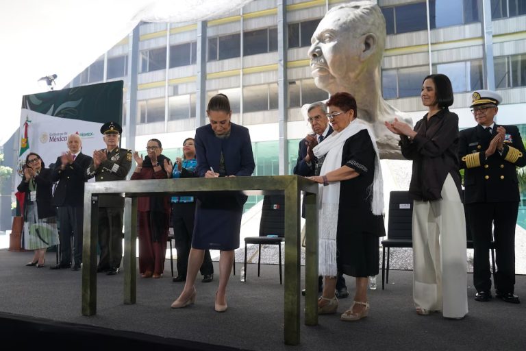Sheinbaum deja atrás la reforma energética de Peña Nieto al promulgar leyes en beneficio de Pemex