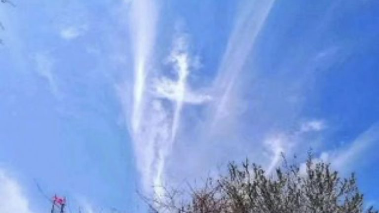 Se forma una cruz en el cielo durante el viacrucis