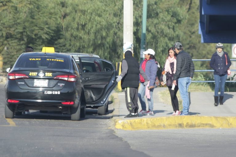 Detienen a 48 taxis piratas; Gobierno de Puebla interpone 23 denuncias