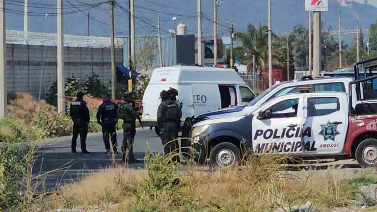 Un millón de pesos y viviendas para familias de policías asesinados en Amozoc