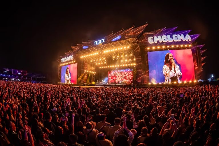Alanis Morissette regresa a los 90 y defiende a las mujeres en el Tecate Emblema 2025