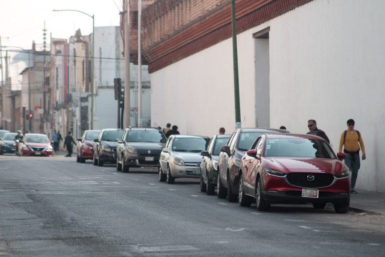Retiran 18 vehículos abandonados y 82 casetas de los parquímetros